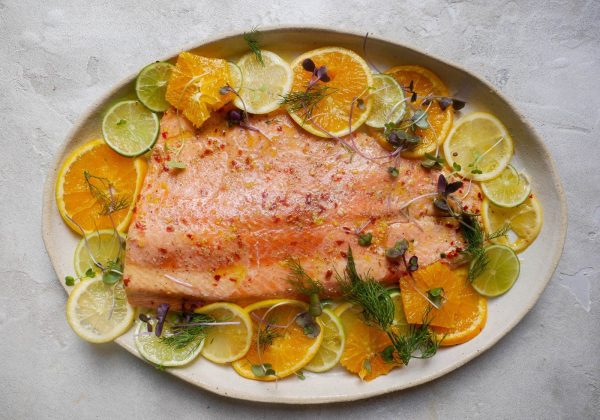 סלמון יוקרתי בצלייה איטית באמבט שמן זית ASSI ועשבי תיבול