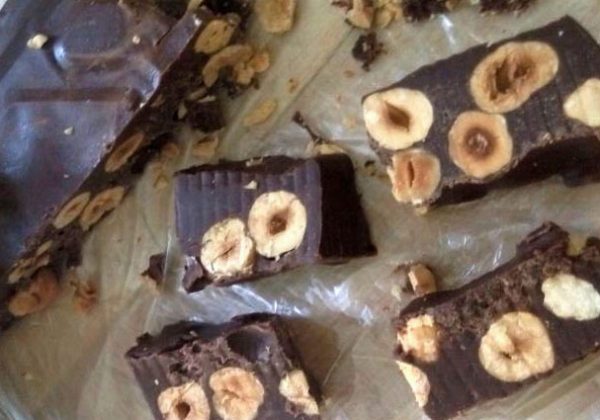 ריבועי שוקולד ואגוזי לוז